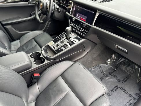 Certified 2023 Porsche Macan image 16