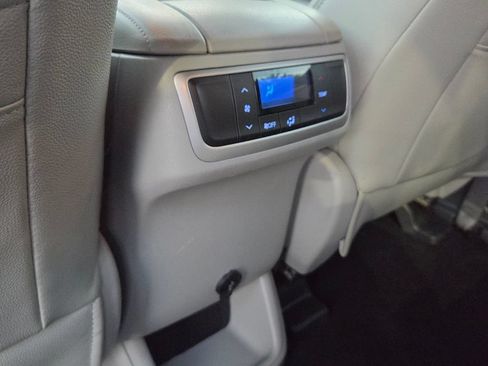 Used 2016 Toyota Highlander LE FWD image 14