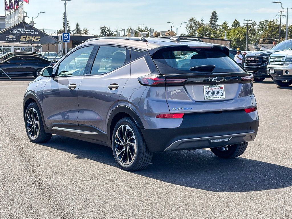 Used 2022 Chevrolet Bolt EUV Premier w/ Sun & Sound Package FWD image 2