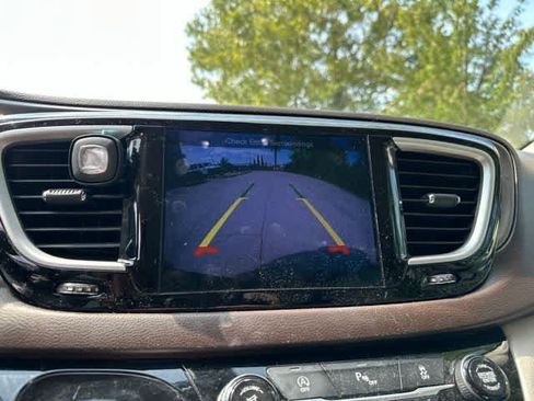 Used 2017 Chrysler Pacifica Touring-L FWD image 9