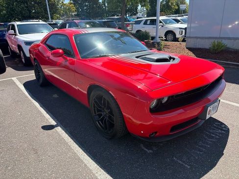 Used 2016 Dodge Challenger R/T RWD image 1
