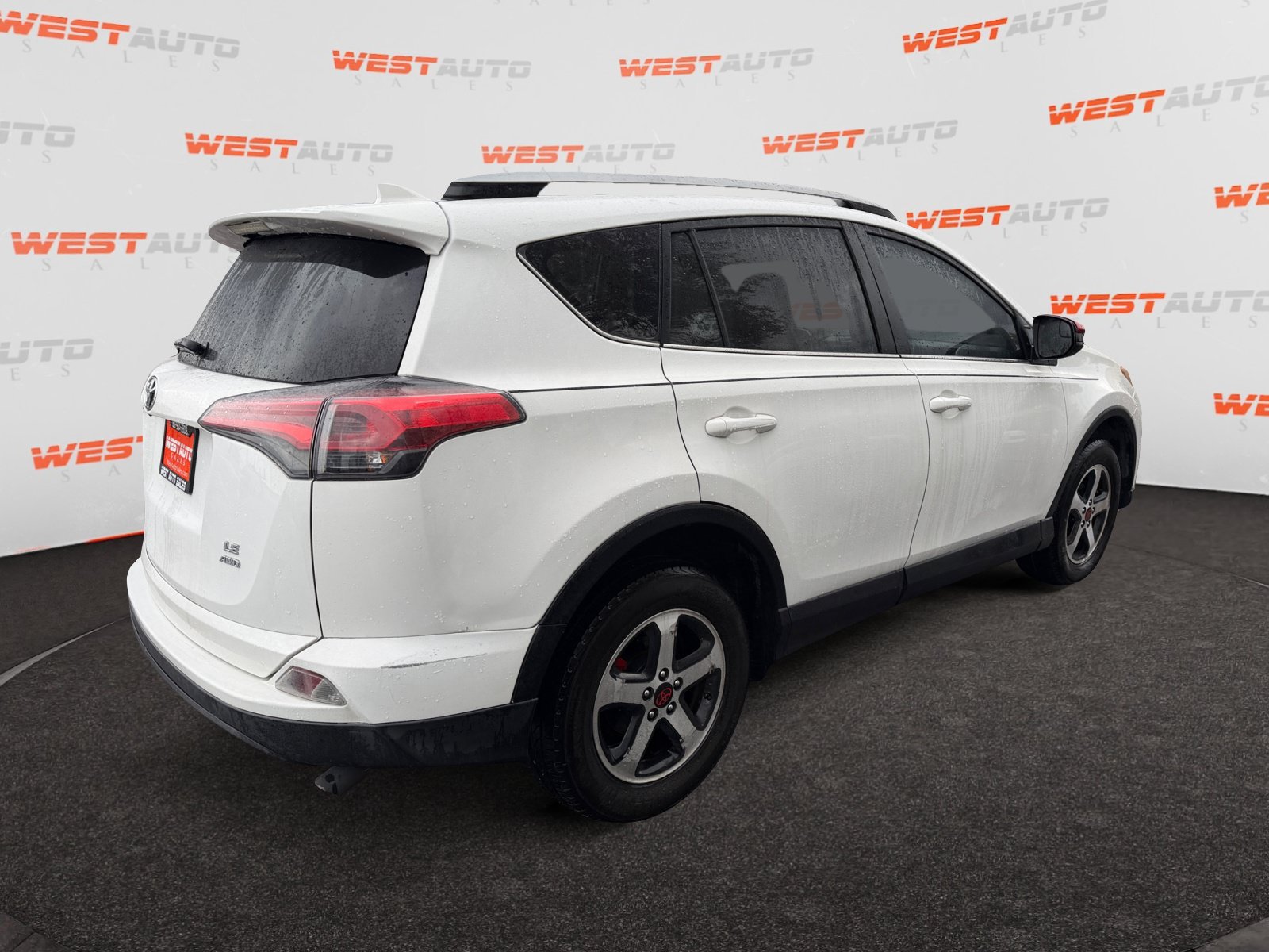 Used 2018 Toyota RAV4 LE w/ All Weather Liner Package AWD/4WD image 5
