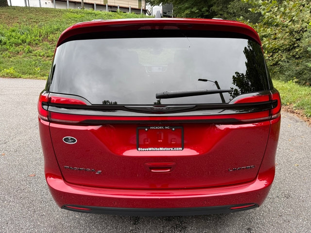 Used 2025 Chrysler Pacifica Limited FWD image 7