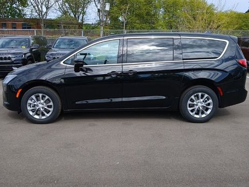 New 2027 Chrysler Pacifica Select AWD/4WD image 2