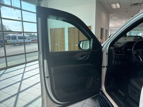 Used 2023 Chevrolet Suburban LT w/ Luxury Package AWD/4WD image 6
