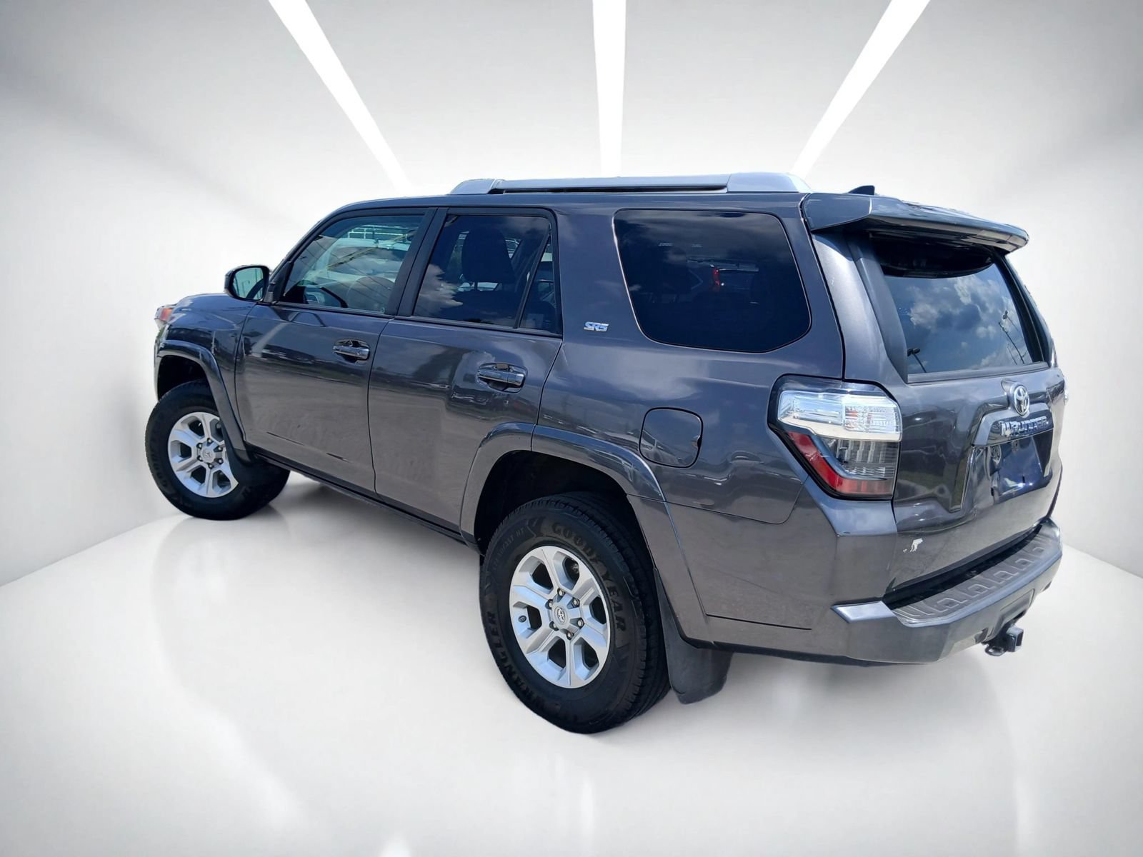 Used 2017 Toyota 4Runner SR5 AWD/4WD image 3