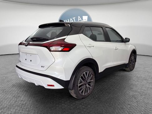 Used 2023 Nissan Kicks SV image 3