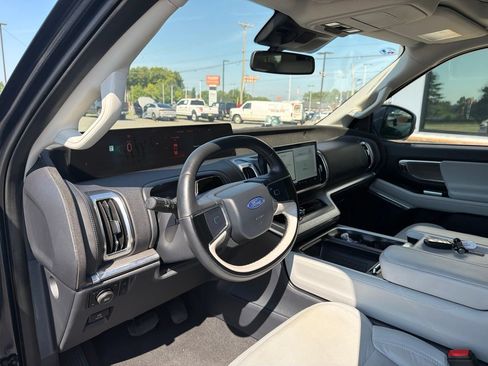Used 2025 Ford Expedition Platinum AWD/4WD image 4