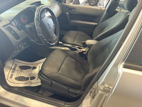 Used 2011 Ford Focus SE FWD image 3