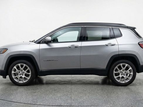 Used 2025 Jeep Compass Limited image 4