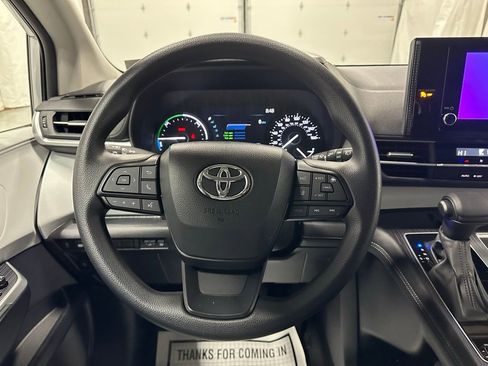 Used 2025 Toyota Sienna LE image 19