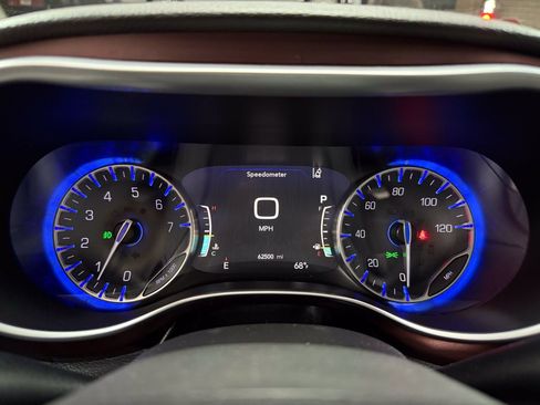 Used 2018 Chrysler Pacifica Limited w/ Tire & Wheel Group FWD image 13