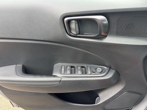 Used 2022 Hyundai Venue Limited FWD image 14