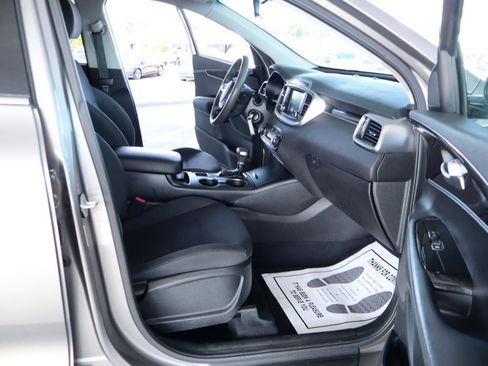 Used 2019 Kia Sorento FWD V6 image 34