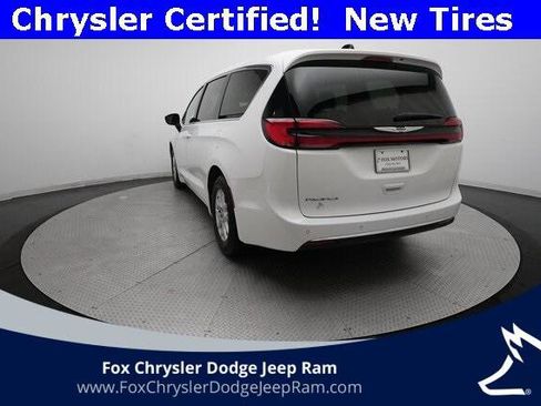 Certified 2024 Chrysler Pacifica Touring-L image 34