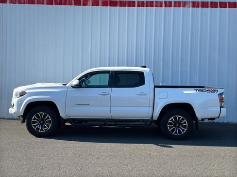 Used 2020 Toyota Tacoma TRD Sport w/ Technology Package AWD/4WD image 3