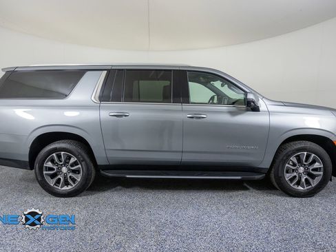 Used 2023 Chevrolet Suburban LT w/ Luxury Package AWD/4WD image 8