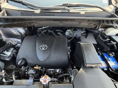Used 2019 Toyota Highlander XLE AWD/4WD image 22
