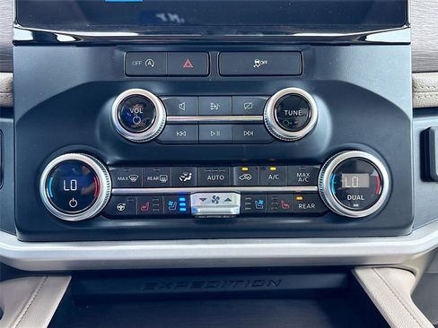Used 2024 Ford Expedition Limited image 19