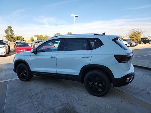 New 2026 Volkswagen Taos SE image 4
