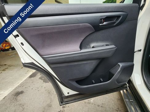 Used 2021 Toyota Highlander LE FWD image 18