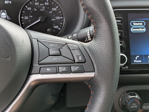 Used 2022 Nissan Kicks SR w/ Interior Electronics Package FWD image 25