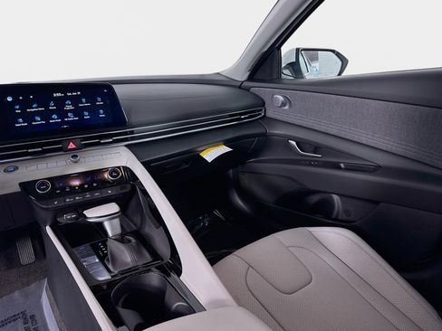 Certified 2025 Hyundai Elantra Limited image 26