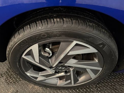 Certified 2025 Hyundai Elantra Sport image 16