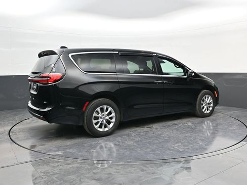Used 2025 Chrysler Pacifica Select image 8