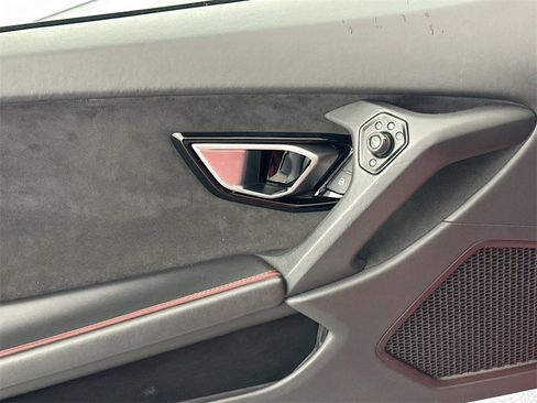 Used 2022 Lamborghini Huracan EVO image 18