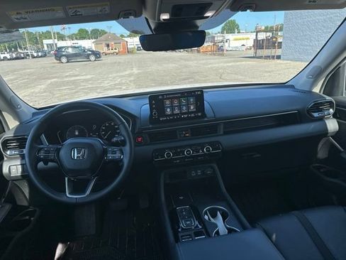 Used 2025 Honda Pilot Touring image 11