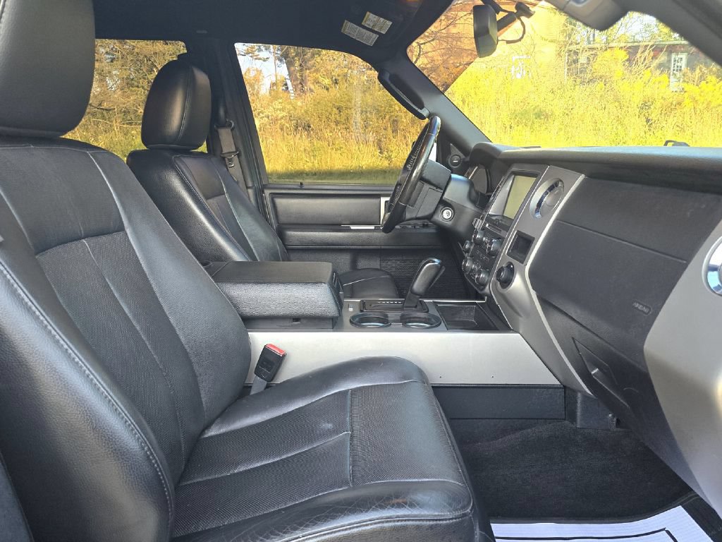 Used 2015 Ford Expedition XLT w/ Equipment Group 202A AWD/4WD image 17