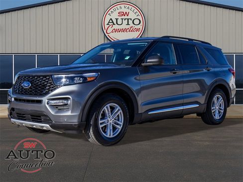 Used 2024 Ford Explorer XLT w/ Equipment Group 202A image 3