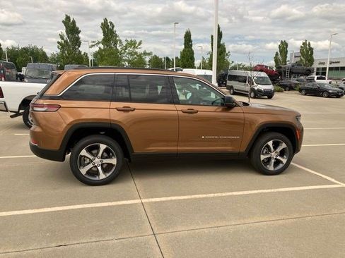 New 2026 Jeep Grand Cherokee Limited w/ Trailer Tow Package AWD/4WD image 5