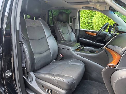 Used 2018 Cadillac Escalade Luxury AWD/4WD image 41