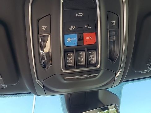 New 2025 Jeep Grand Cherokee Limited w/ Luxury Tech Group II image 31