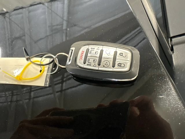 Used 2025 Chrysler Pacifica Select FWD image 9
