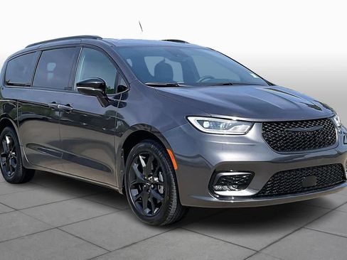 Used 2023 Chrysler Pacifica Limited w/ Uconnect Theater Family Group AWD/4WD image 3