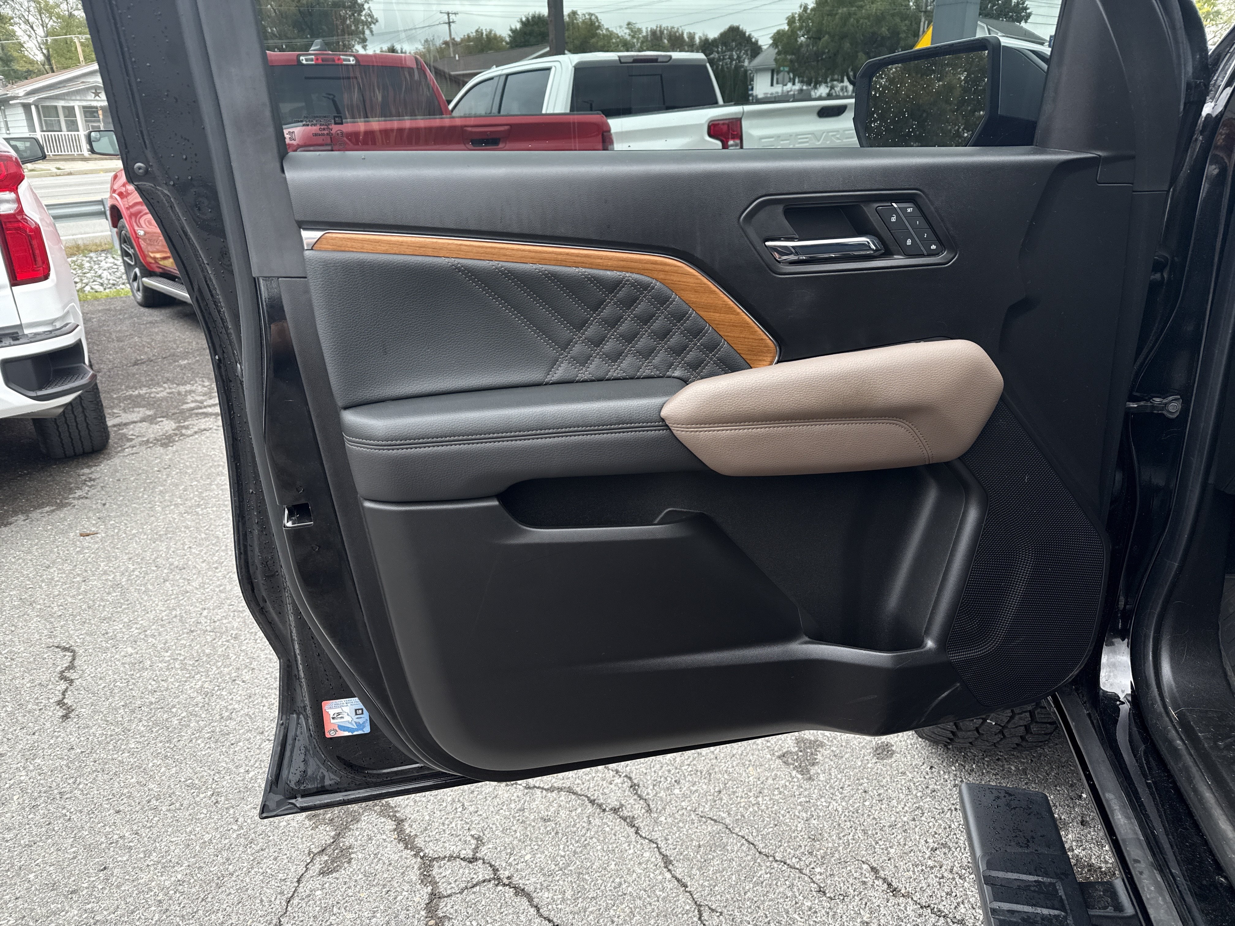 Used 2024 GMC Canyon Denali w/ LPO, Denali Black Edition AWD/4WD image 16
