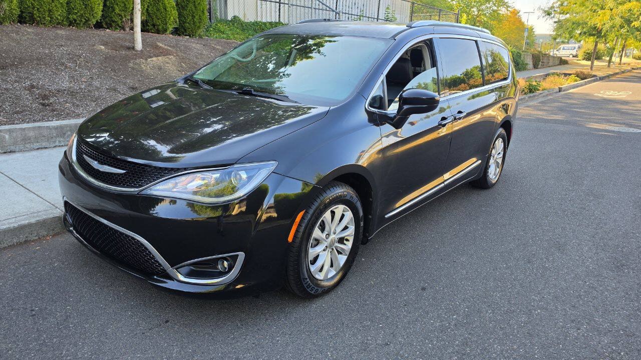 Used 2018 Chrysler Pacifica Touring-L FWD image 1
