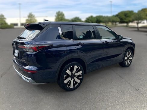 New 2025 Mitsubishi Outlander SE image 6