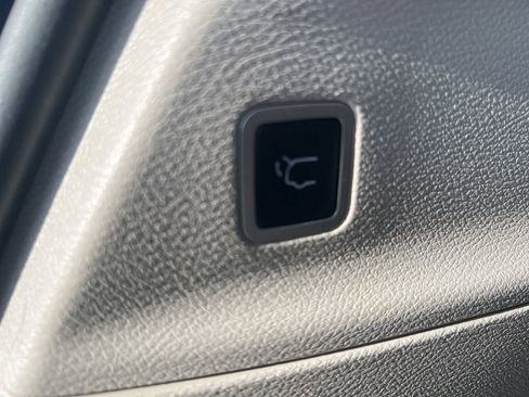 Used 2024 Chrysler Pacifica Touring-L image 13