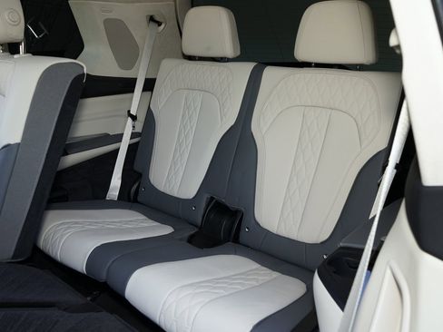 Used 2024 BMW X7 xDrive40i w/ Executive Package image 32