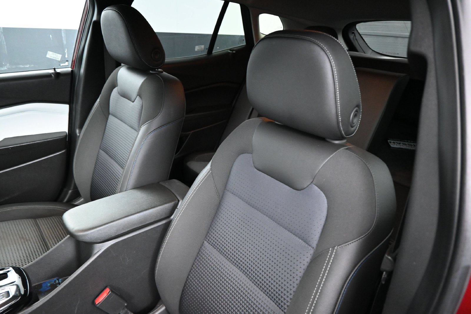 Used 2025 Chevrolet Trax LT FWD image 9