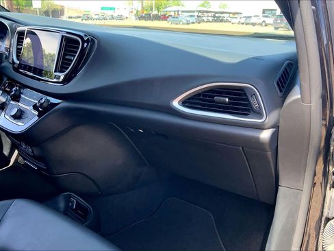 Used 2025 Chrysler Pacifica Select FWD image 19