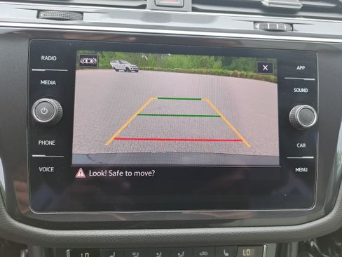 Used 2021 Volkswagen Tiguan SE FWD image 24