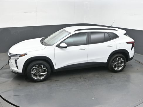 Used 2025 Chevrolet Trax LT w/ LT Convenience Package FWD image 31