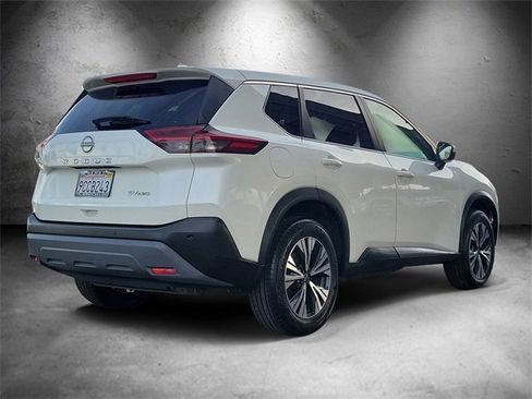 Used 2022 Nissan Rogue SV image 3