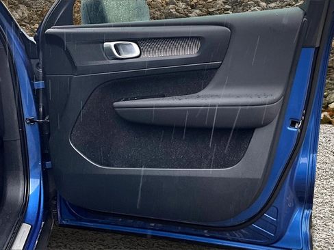 Used 2021 Volvo XC40 T5 R-Design w/ Climate Package image 23