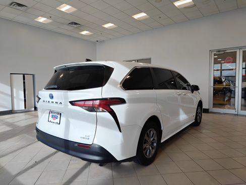 Used 2021 Toyota Sienna LE image 3
